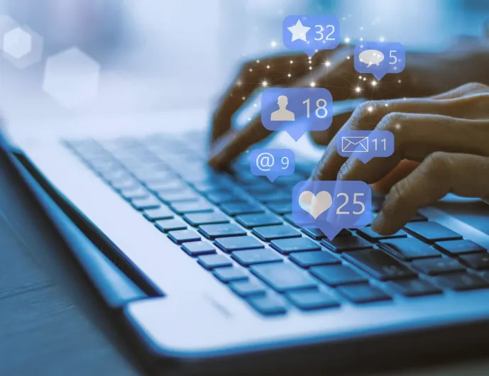 Laptop met meldingen van likes, berichten en reacties op social media