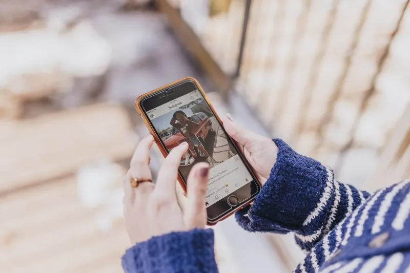 Vrouw bekijkt haar Instagram-tijdlijn op een smartphone