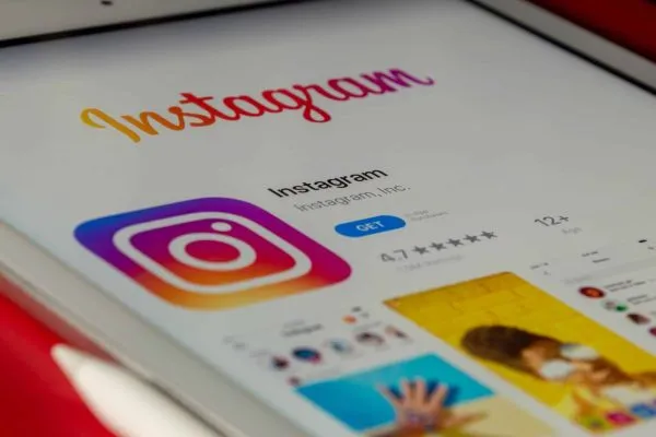 Instagram in de App Store op een tablet