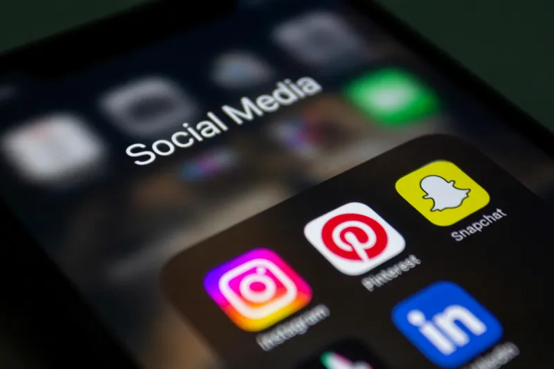 Map met social media-apps op een smartphone: Instagram, Pinterest, Snapchat en LinkedIn