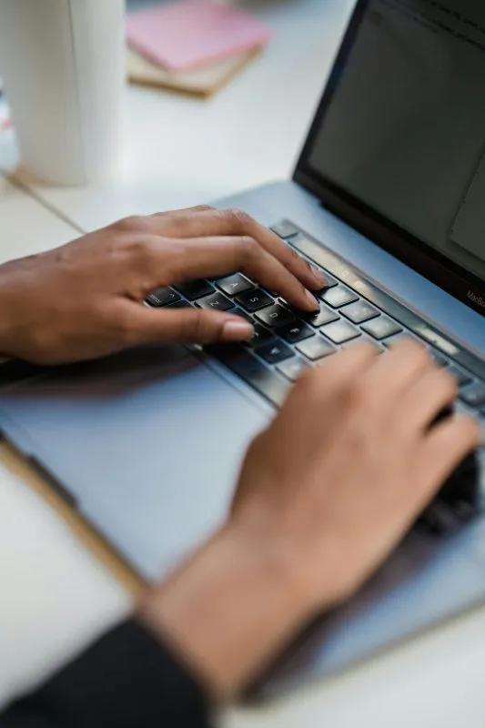 Specialist werkt op een laptop aan de opzet van Google Shopping Ads