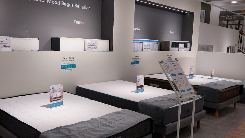 Showroom van een beddenzaak met matrassen en boxsprings