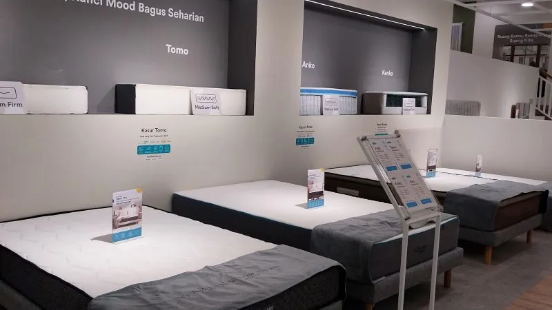 Showroom van een beddenzaak met matrassen en boxsprings