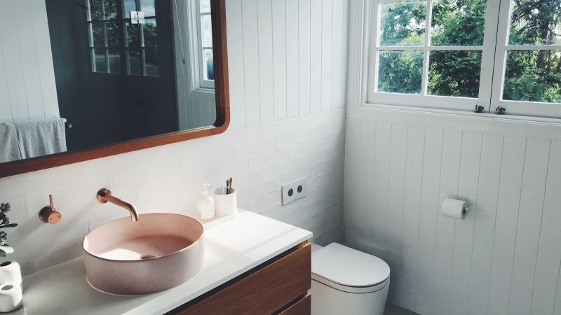Badkamer met wastafel, kraan en toilet