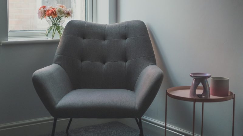 Fauteuil bij het raam in de spreekkamer van een psycholoog