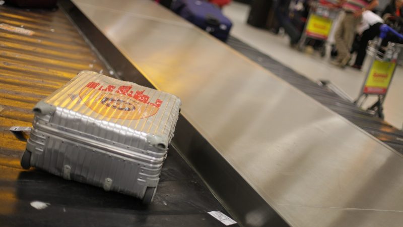 Koffer op de bagageband van een luchthaven