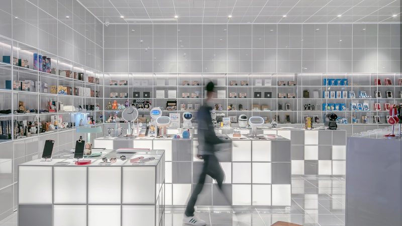 Winkelinterieur met verlichte schappen vol producten