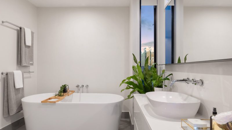 Badkamer met vrijstaand bad en wastafel