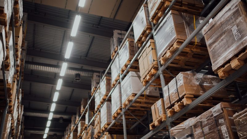 Magazijnstellingen met pallets en dozen voor webshopbestellingen