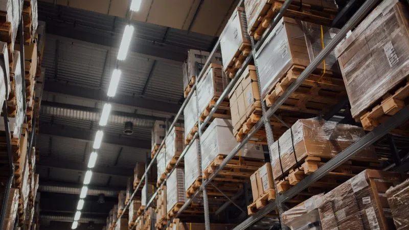 Magazijnstellingen met pallets en dozen voor webshopbestellingen