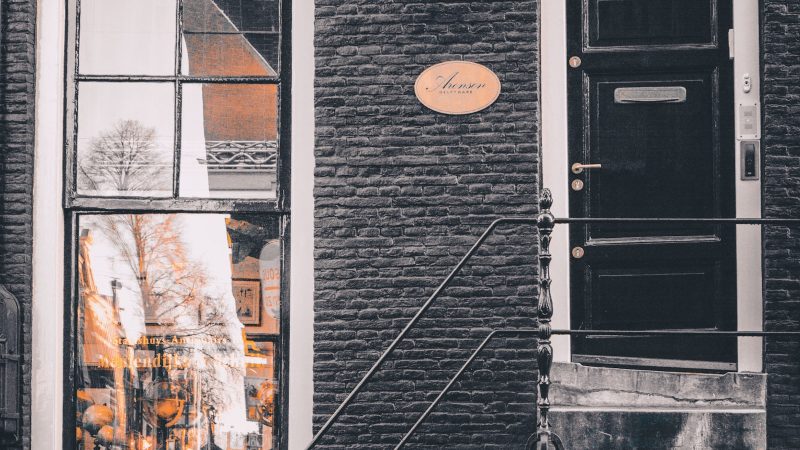 Winkelpui van een lokale zaak aan een Amsterdamse gracht