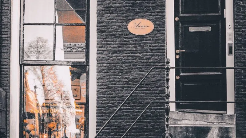 Winkelpui van een lokale zaak aan een Amsterdamse gracht
