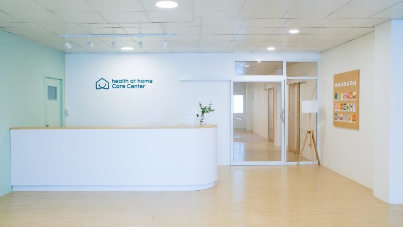 Lichte ontvangstbalie van een zorgpraktijk