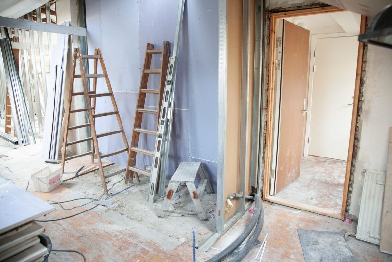Woning in verbouwing met metal stud en gipsplaat, beeld bij online marketing voor aannemers