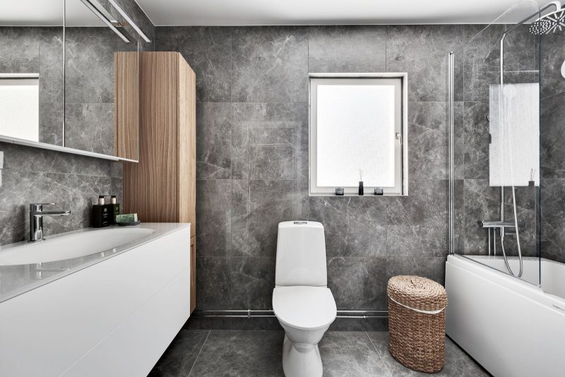 Moderne badkamer met grijze tegels, beeld bij online marketing voor badkamerspecialisten