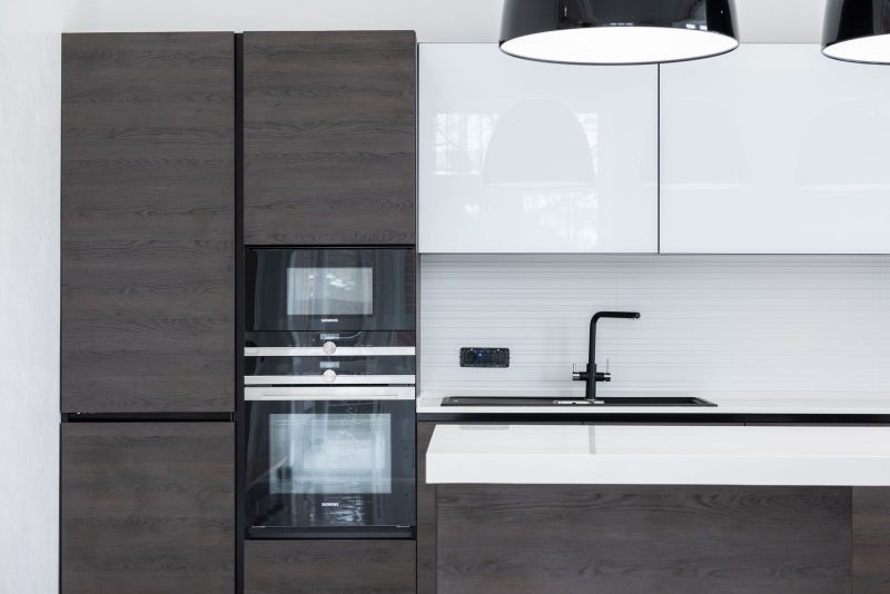 Moderne keuken met donker hout, beeld bij online marketing voor keukenzaken