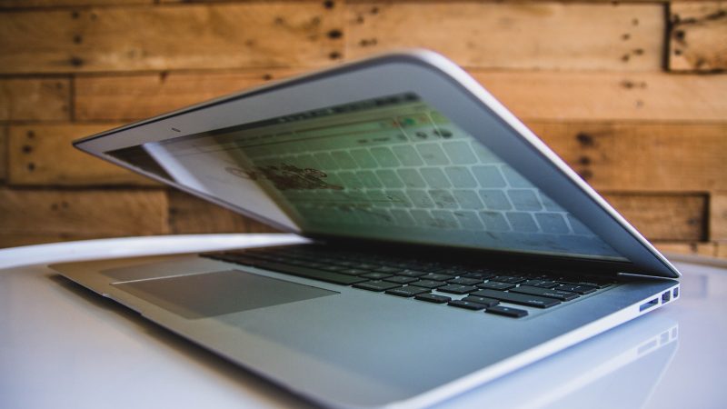 Laptop met een advertentiedashboard op het scherm