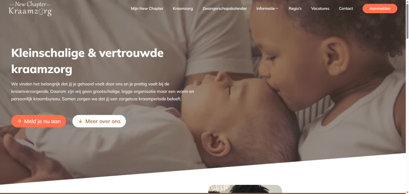 Homepage van New Chapter Kraamzorg, warm webdesign met paginabreed beeld en zachte typografie