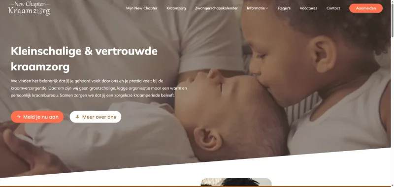 Homepage van New Chapter Kraamzorg, warm webdesign met paginabreed beeld en zachte typografie