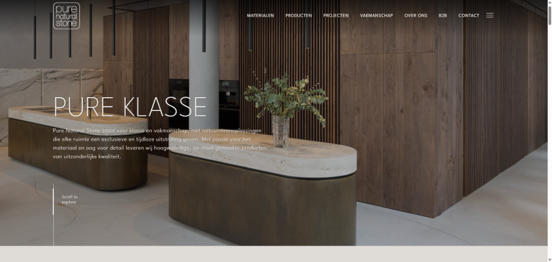 Homepage van Pure Natural Stone, ingetogen webdesign met paginabreed beeld en dunne witte typografie