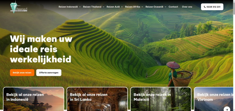 Homepage van Smaragd Reizen, webdesign in marineblauw met oranje en grote bestemmingsbeelden