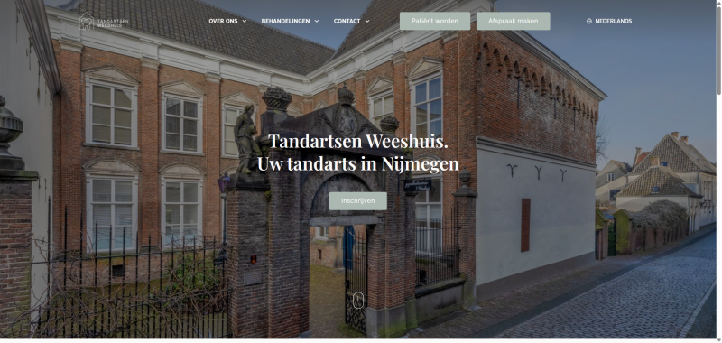 Homepage van Tandartsen Weeshuis, webdesign in saliegroen en gebroken wit met veel witruimte
