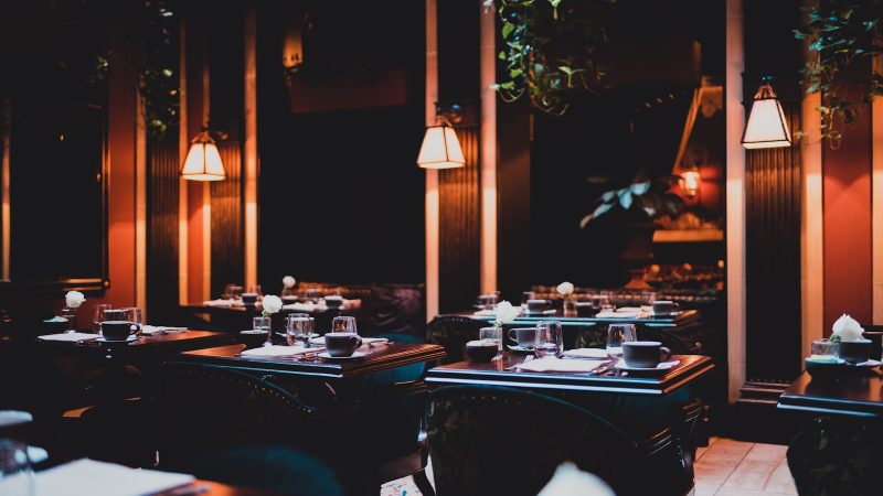 Website laten maken voor restaurant en horeca - verlicht restaurantinterieur