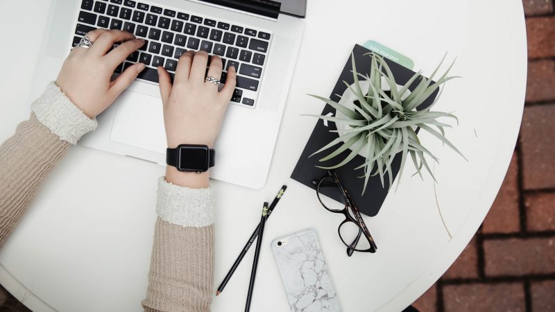 Website laten maken als zzp’er - laptop op een werkplek met plant