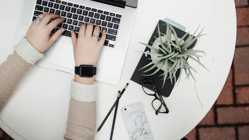 Website laten maken als zzp’er - laptop op een werkplek met plant