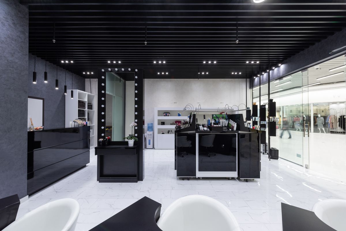 Website voor schoonheidssalon: modern salon-interieur met behandelstoelen en spiegelwand