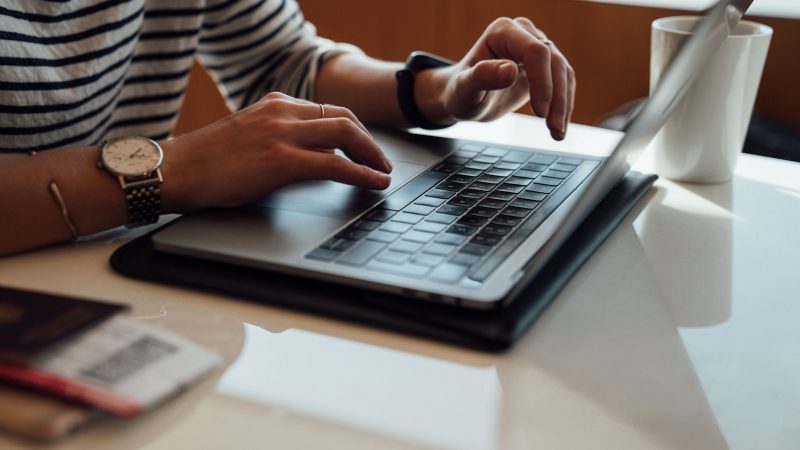 Zakelijke website laten maken voor het MKB - ondernemer werkt aan de laptop