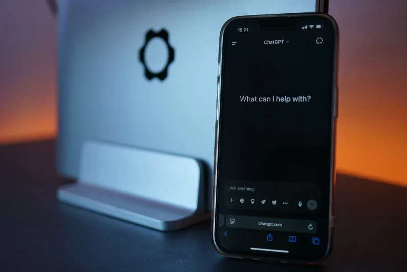 ChatGPT gebruiken: smartphone met de ChatGPT-app geopend