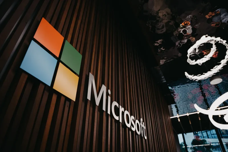 Wat is Copilot: Microsoft-logo op de gevel van een kantoor