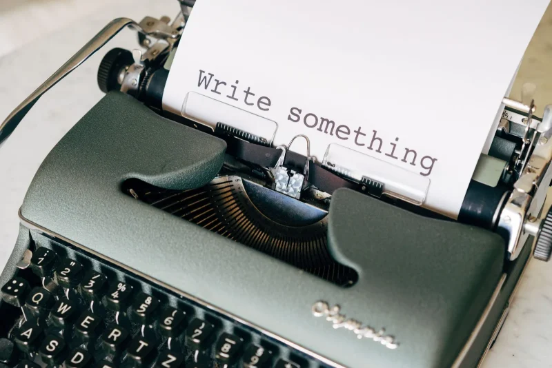 Wat is een prompt: typemachine met de tekst Write something
