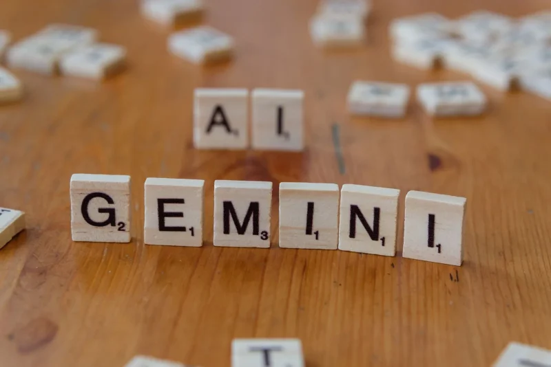 Wat is Gemini: scrabblestenen met de woorden Gemini en AI