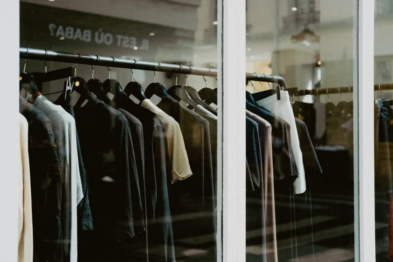 Website laten maken retail: kledingrekken in een winkel