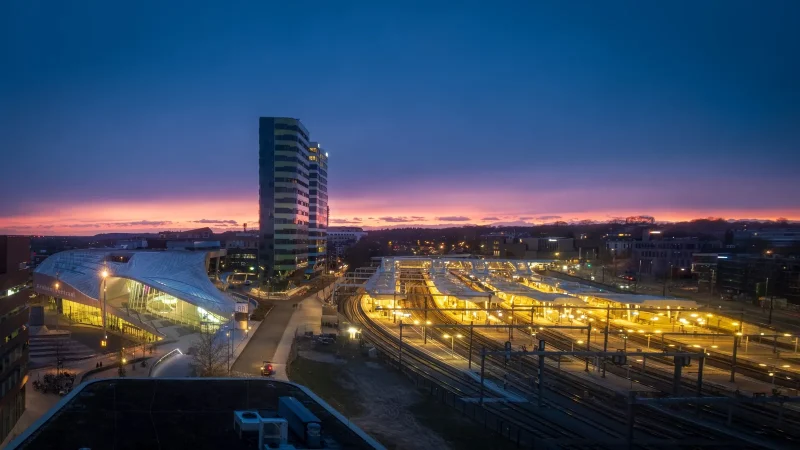 Social media bureau Arnhem: station Arnhem Centraal bij zonsondergang
